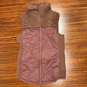 prAna Esla vest with a sherpa fleece lining and quilted front panels maroon XS